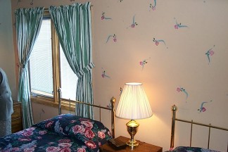 2ndbedroom.post.1.jpg (21507 bytes)