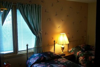 2ndbedroom.post.2.jpg (21479 bytes)