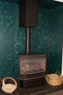 fireplace.post.2.jpg (23470 bytes)