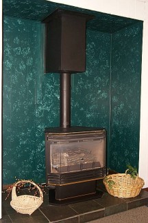 fireplace.post.jpg (25999 bytes)