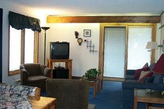livingdining.post.1.jpg (23471 bytes)