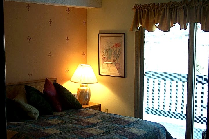 masterbed.post.1.jpg (87953 bytes)