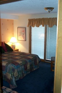 masterbed.post.4.jpg (19307 bytes)