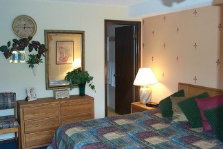 masterbed.post.6.jpg (22481 bytes)